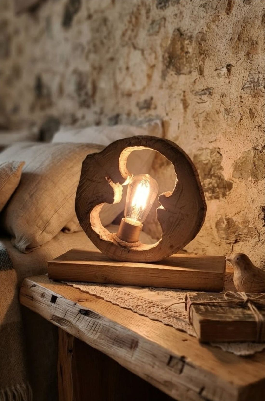 Lampe Origine en tranche de bois allumée dans une pièce en pierre